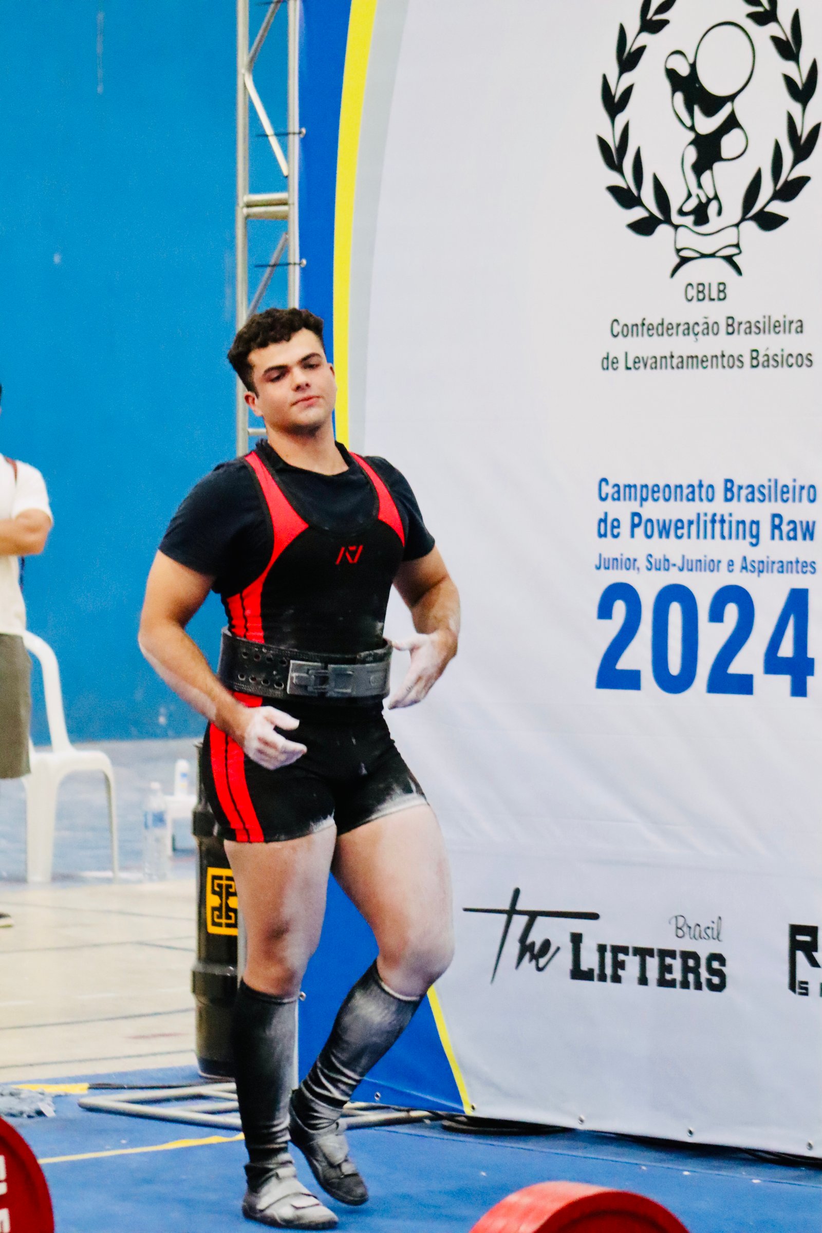 Treinador Bruno levantando peso com foco